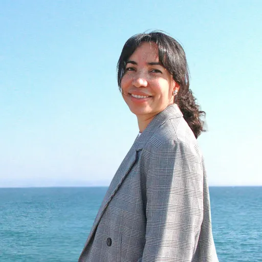 Lucila Mesa | Psicóloga en Barcelona | Terapia contextual e integradora | English speaking therapist logo